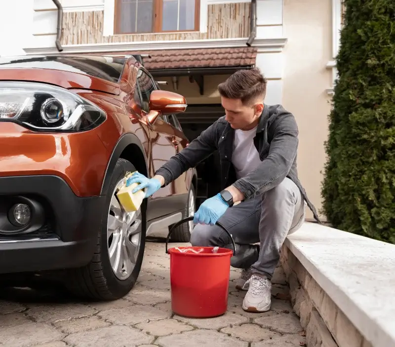 Lavage auto à domicile Laubressel : professionnel intervenant sur un véhicule